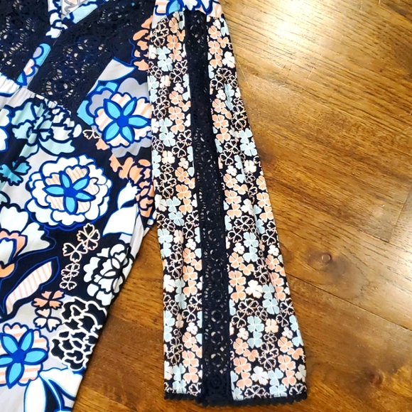 Womens Crown & Ivy navy floral top size M - Picture 3 of 6